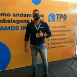 Jorge Louzeiro, representante da TPO Embalagens, em estande de feira